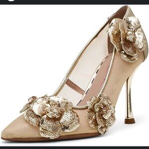 New Betsey Johnson Rossa Pointed Toe Pumps
